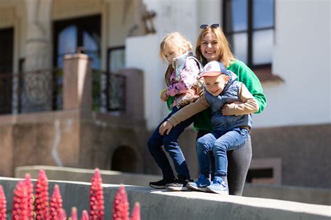 darbuotojas prižiūri vaikus lauke