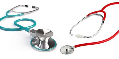 Stetoskopas ir antibiotikų buteliukai, simbolizuojantys gydymą