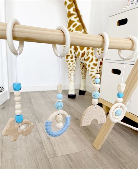 Pakabinami žaislai ant lopšiuko