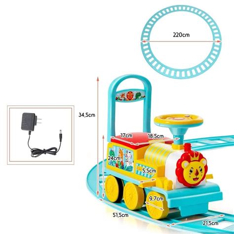 Vaikiškas traukinukas su bėgiais ir vaikais žaidžiančiais lauke