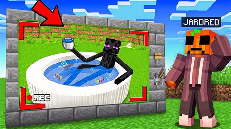 Vaizdas iš „Minecraft“ žaidimo, demonstruojantis vaikų sukurtą pasaulį ir statinius