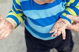 Vaiko rankos, piešiančios kreidelėmis
