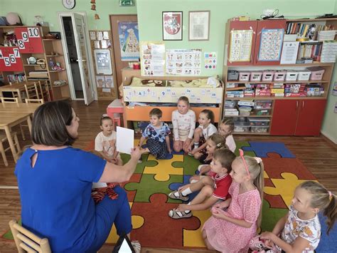 Vaikai, žaidžiantys anglų kalbos pamokėlėje
