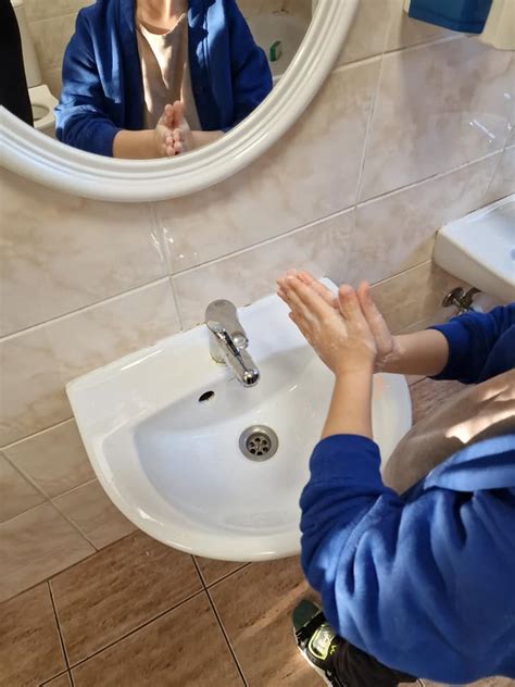 Vaikas naudojasi higienos priemonėmis