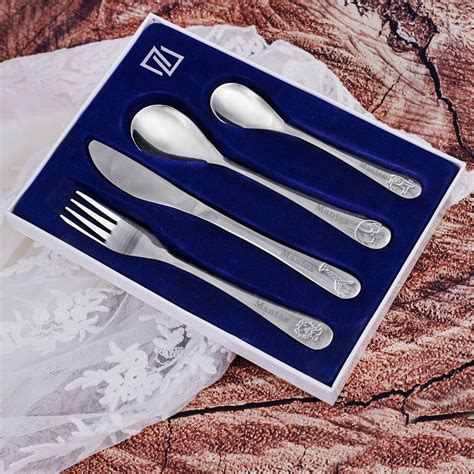 Graviruotas vaiko vardas ant stalo įrankių