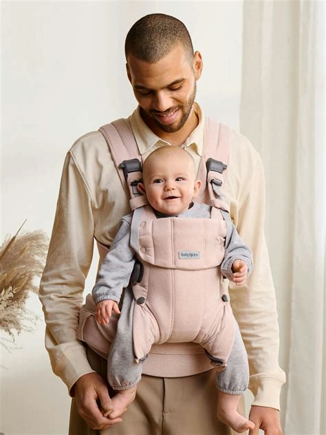 Vaikas, nešamas BabyBjorn nešioklėje