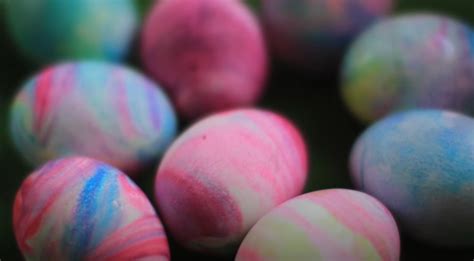 vaikai marginantys Velykų kiaušinius su skutimosi putomis