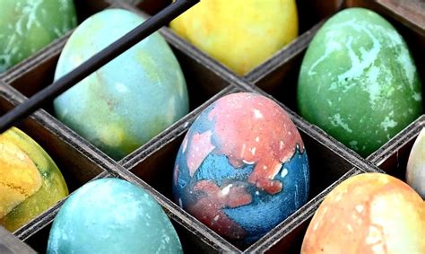 Natūraliais dažais dažyti Velykų kiaušiniai