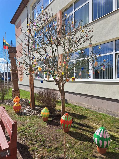 Didžiulis Velykų medis papuoštas margučiais