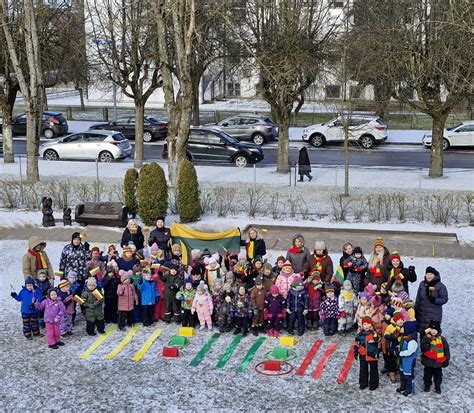 Vaikai deklamuoja eilėraščius