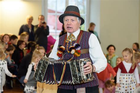 seneliai augina anūkus