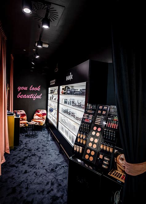 Kosmetikos parduotuvės vitrina su stangrinamaisiais kremais