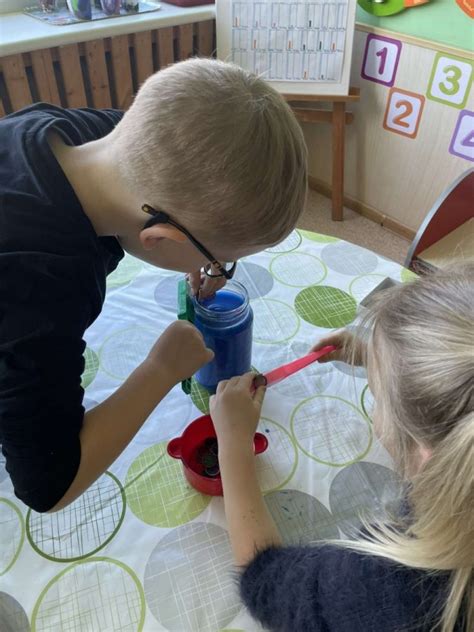 Vaikai, atliekantys STEAM eksperimentą