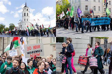 Žmonės, dalyvaujantys grupinėje mankštoje