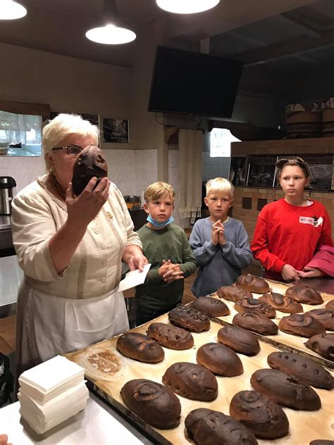 Vaizdas su duonos kepimo procesu ir vaikais