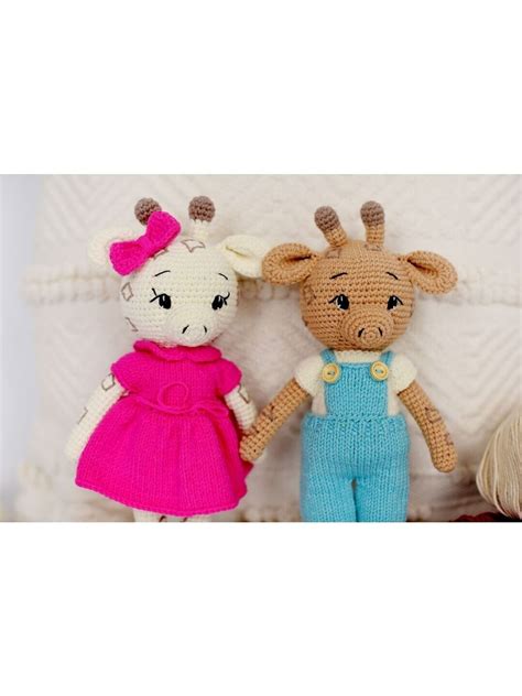 Poros susikabinusios rankomis rudenį