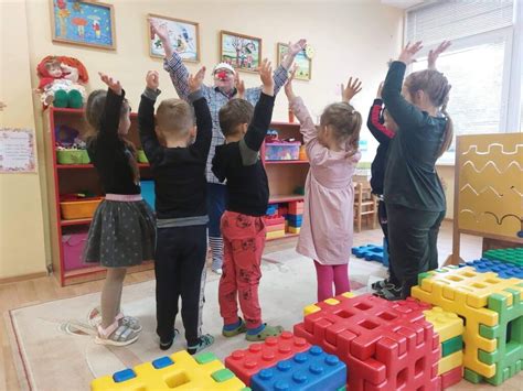 Nuotrauka su įvairiais edukaciniais žaislais ikimokyklinukams