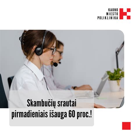 Registratūros darbuotojas bendrauja su pacientu