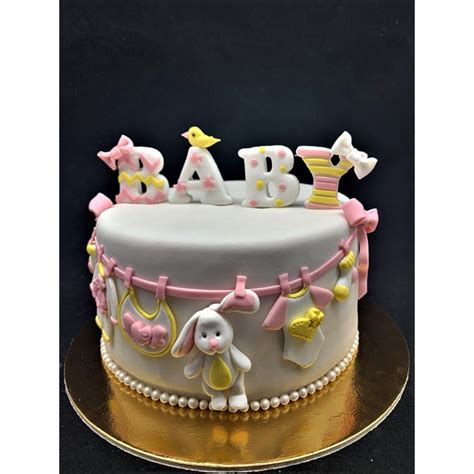 tortas su kūdikio figūrėlėmis