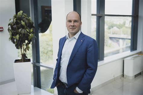 Moteris meta akmenį į daržą