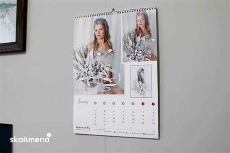 moters ranka, laikanti kalendorių su pažymėtomis dienomis