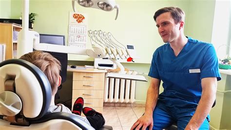 vaikų odontologas konsultuoja