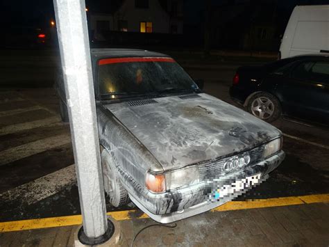 Automobilis, važiuojantis vingiuotu keliu Maljorkos kalnuose