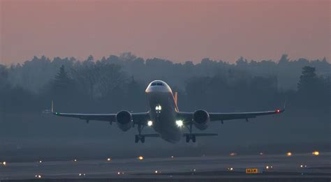 Sugadintas lėktuvas ant žemės