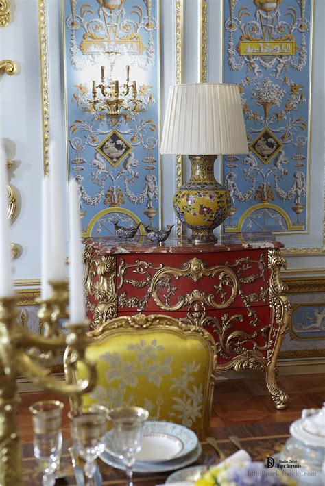 Nuotrauka su skirtingų dydžių buteliukais ir maistelio indeliais, kurie telpa į šildytuvą