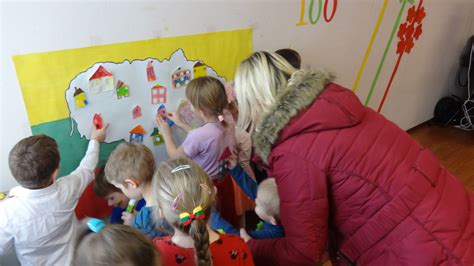 Nuotrauka, vaizduojanti saugią ir žaismingą vaikų darželio aplinką daugiabutyje