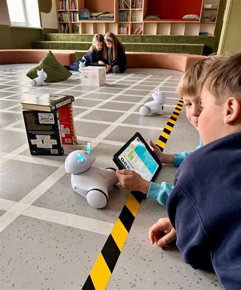 vaikai mokosi programuoti robotus
