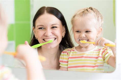 Pavyzdys, kaip vaikas valosi dantis su tėvų pagalba