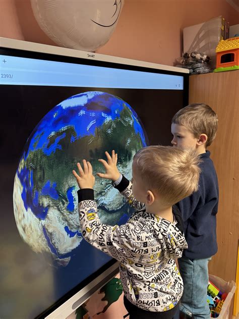 Vaikai naudojasi interaktyvia lenta