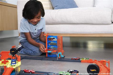 Vaikas žaidžiantis su Hot Wheels Miestas Baby City rinkiniu