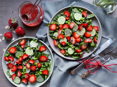 Mulčiuotas daržas su braškėmis