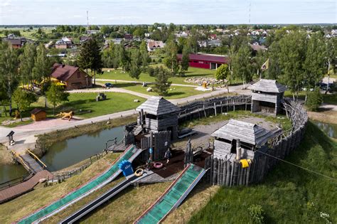 Nuotykių parkas su virvėmis ir medžiais