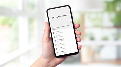 Moteris laiko pilvą su programėlės piktograma telefone