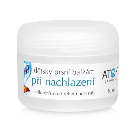 Vaizdas su kūdikiu, kuriam tepamas balzamas ant krūtinės