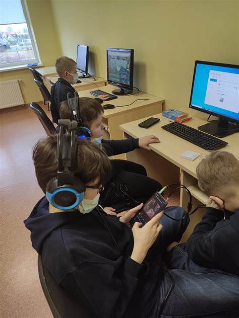 Vaikai mokosi programuoti su kompiuteriais