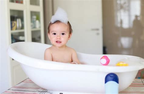 Vaiko maudynės su putojančiu Nivea Baby šampūnu