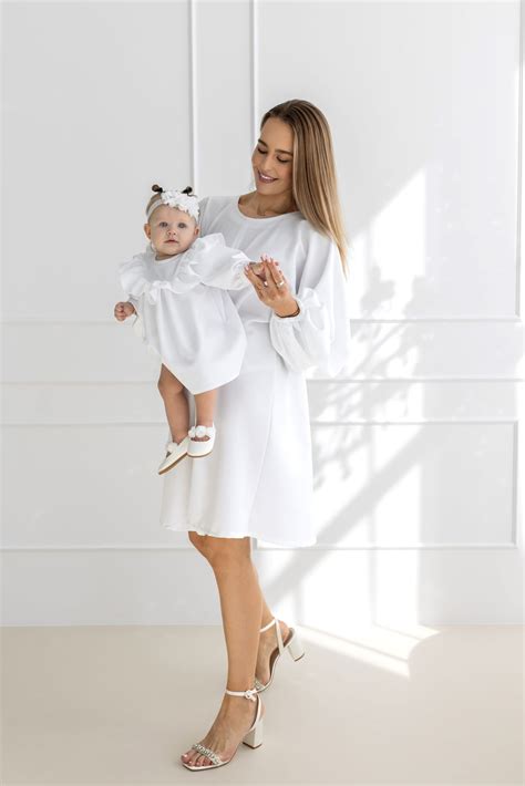 Kūdikis Krikštynų drabužėliuose