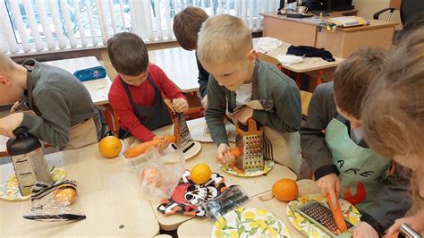 Mokiniai gamina maistą technologijų pamokoje