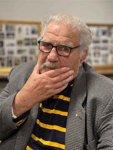 Simbolinis paveikslas, vaizduojantis vaiko ranką, laikantį knygą, kurioje atsiveria šviesa