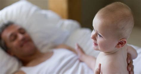 Moters ranka laiko kūdikio batukus