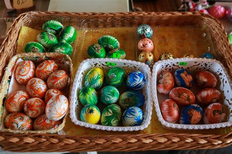 Vaikai marginantys Velykų kiaušinius
