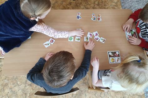 Vaikai, žaidžiantys edukacinius žaidimus