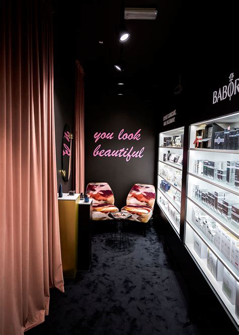 Kosmetikos parduotuvės interjeras