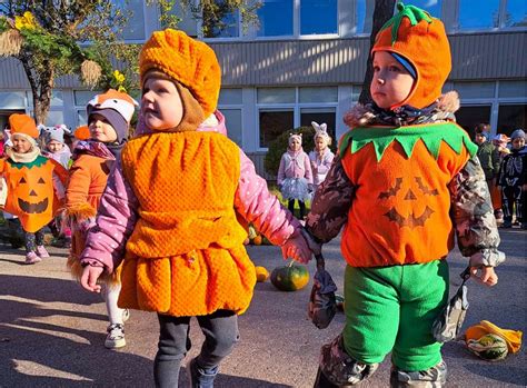 Vaikai pasipuošę rudens kostiumais