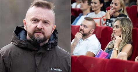 vaikai deda daiktus į vandenį ir spėja, ar jie plauks