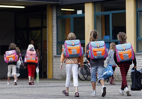 Vaikai priešmokyklinėje klasėje, žaidžiantys ir mokantys